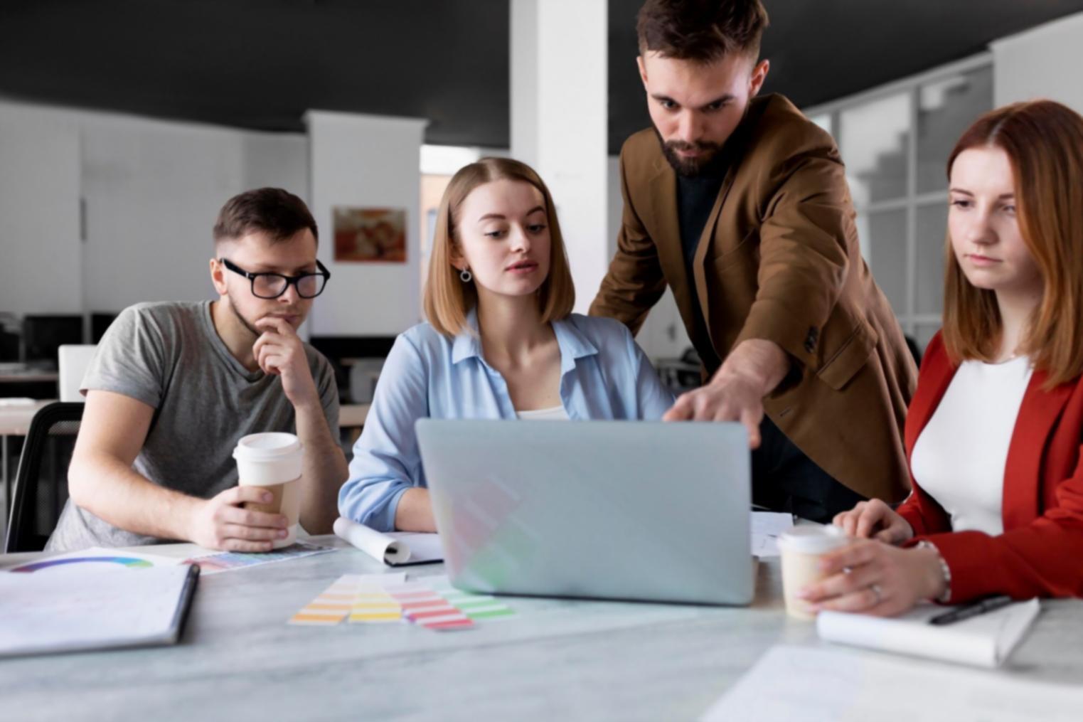 Profissional a trabalhar com flexibilidade, analisando dados financeiros num ambiente moderno